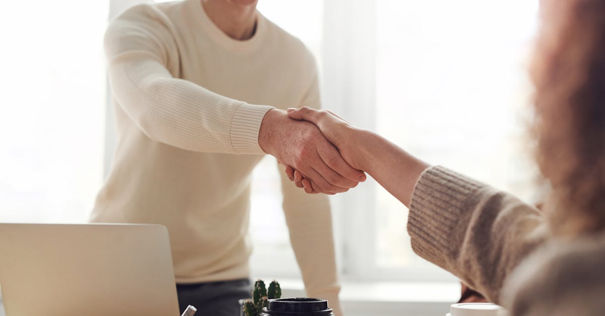Różnorodne oferty pracy w różnych branżach na tablicy ogłoszeń.
